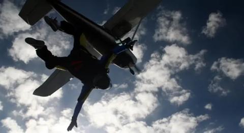 القفز بالمظلات Skydiving الرحلة الجوية بين