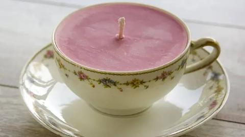 صنع شمعة داخل كوب الشاي